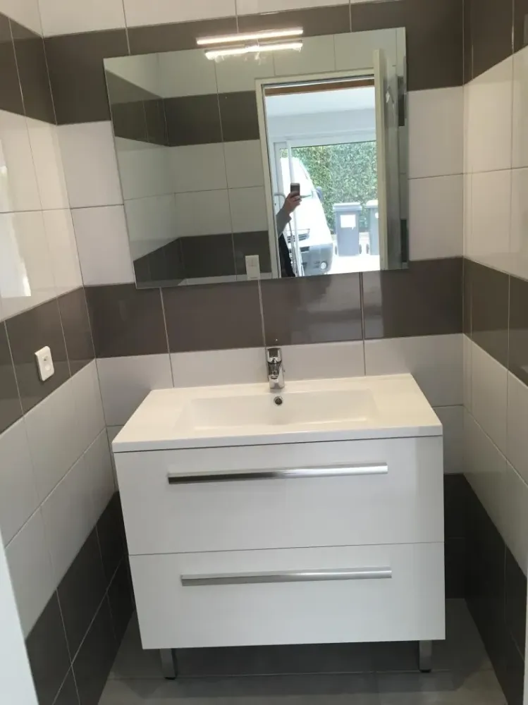 Vasque avec mur carrelage